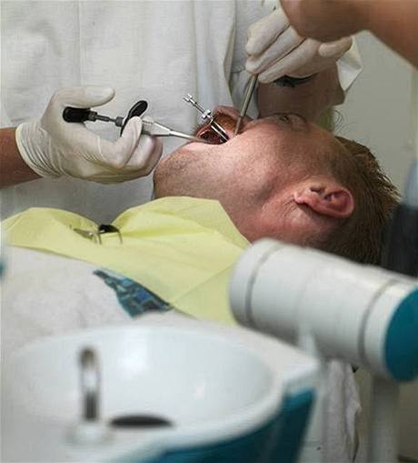 Zubař ordinoval ve stavu těžké opilosti, což pro pacienty mohlo znamenat značné riziko (ilustrační foto)